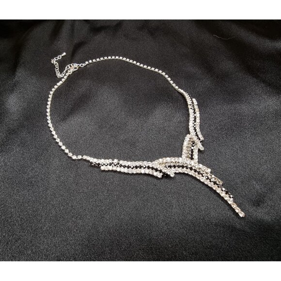 Vintage-Inspired Silver Crystal Statement Necklace With Adjustable Chain - Picture 5 of 6